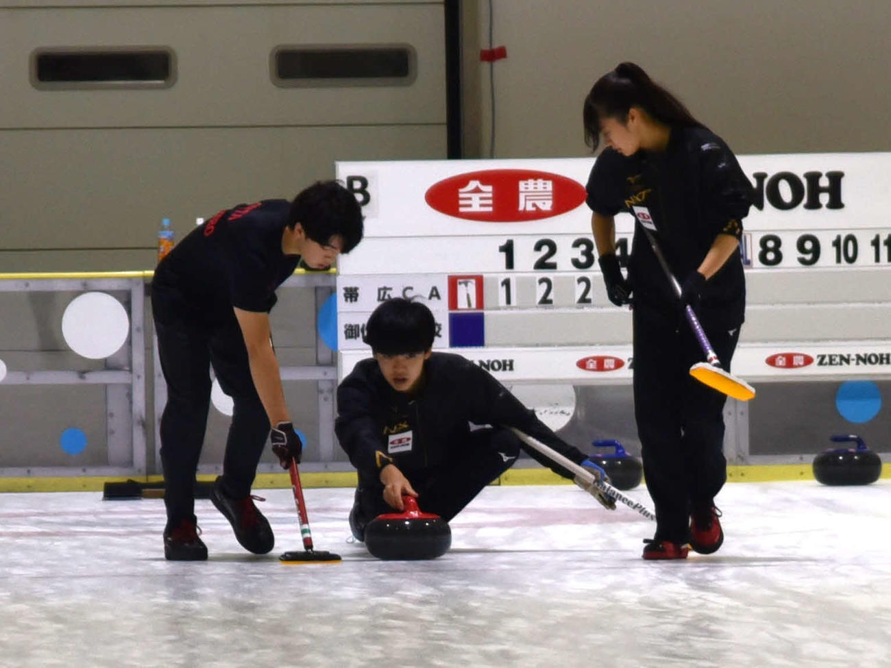冷静な指示と正確なショットで帯広CAを初優勝に導いた中川瑛斗（中央）