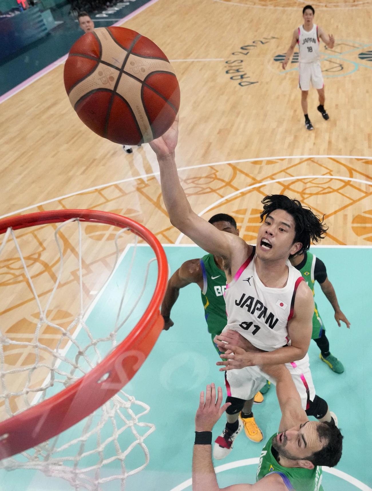 日本対ブラジル　シュートを放つ吉井裕鷹（AP)