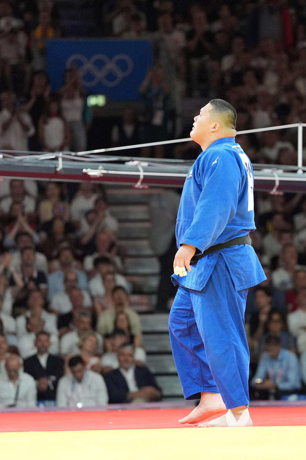 柔道男子100キロ超級準決勝　キム・ミンジョンに一本負けして引き揚げる斉藤（撮影・パオロ　ヌッチ）