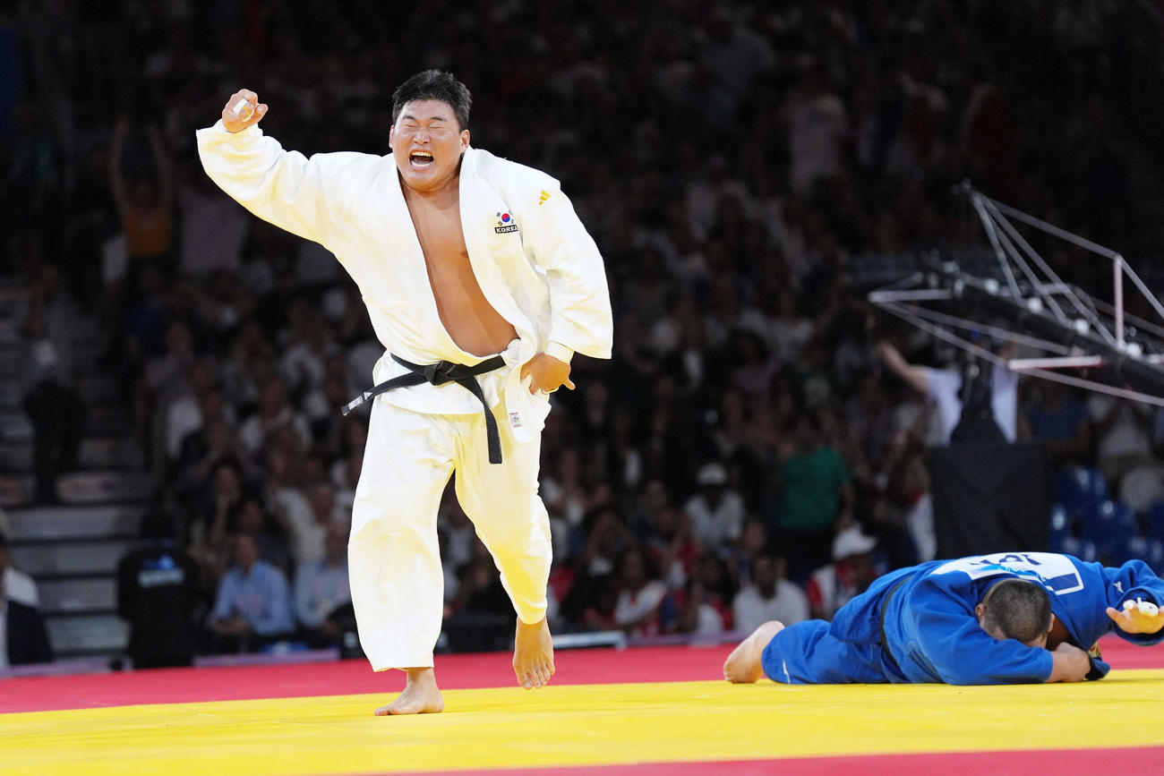 柔道男子100キロ超級準決勝　斉藤（右）はキム・ミンジョンに一本負けし悔しがる（撮影・パオロ　ヌッチ）