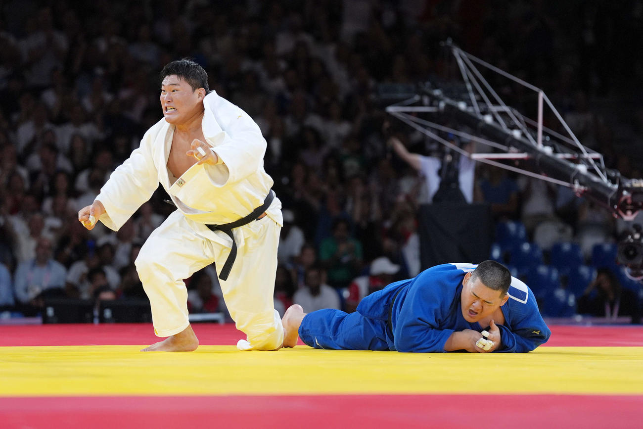 柔道男子100キロ超級準決勝　斉藤（右）はキム・ミンジョンに一本負け（撮影・パオロ　ヌッチ）