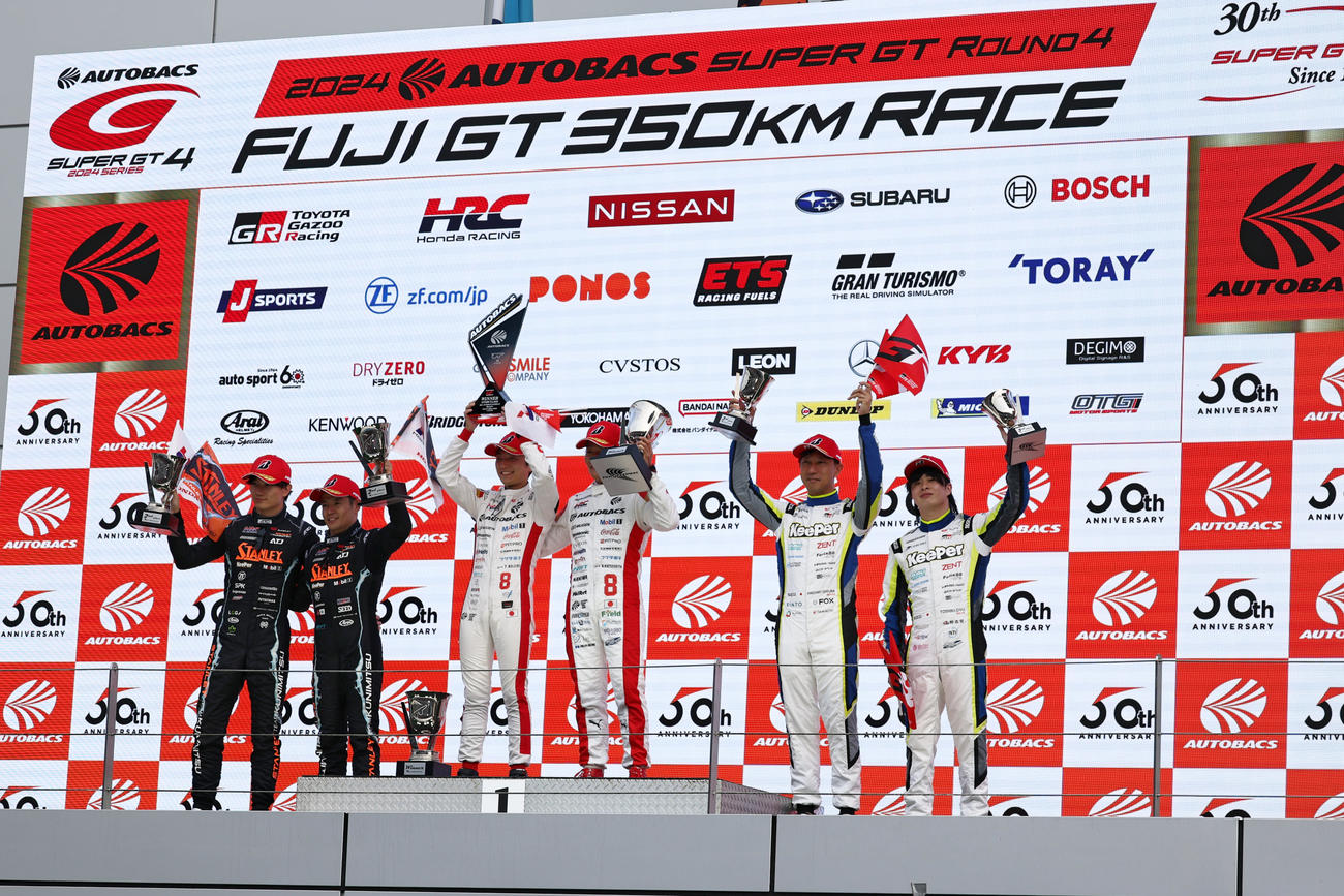 優勝した野尻智紀、松下信治組らGT500の表彰台
