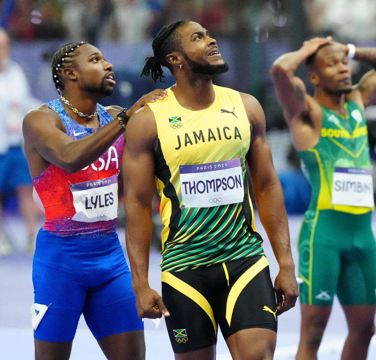 陸上男子100メートル決勝後、ビジョンを見つめる米国のライルズ（左）とジャマイカ・トンプソン（撮影・江口和貴）