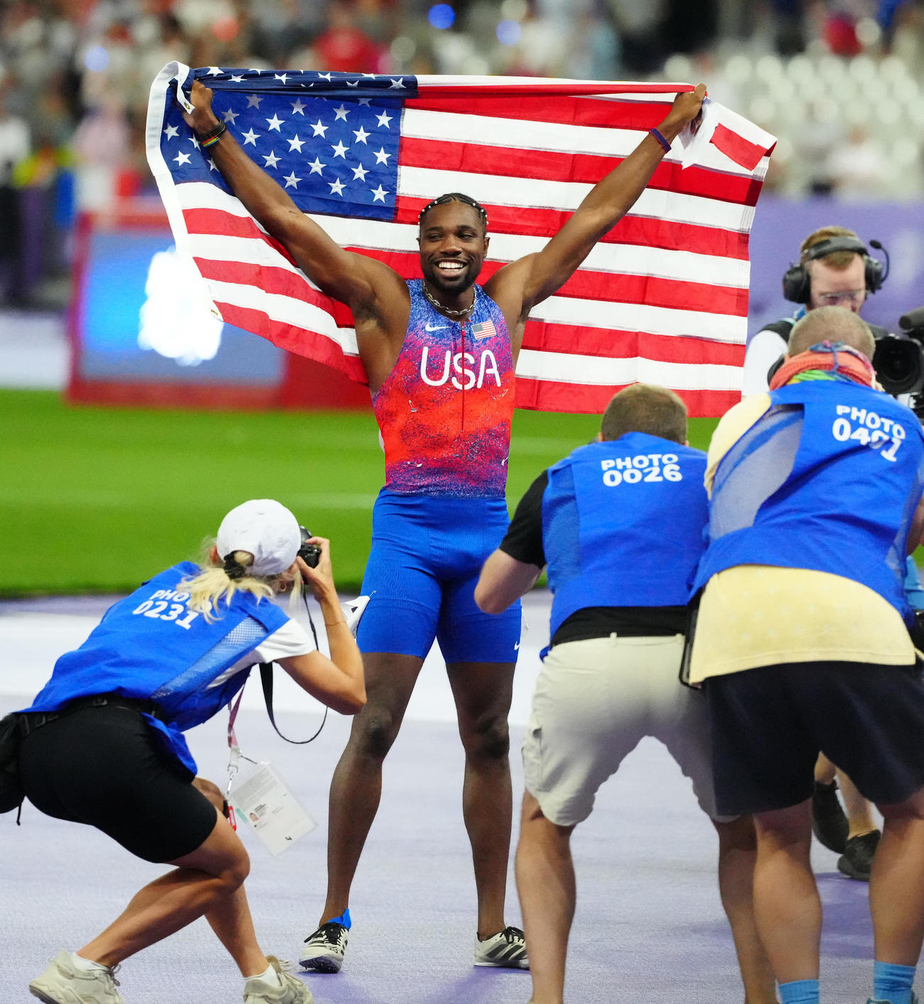 陸上男子100メートル決勝で優勝し星条旗を掲げる米国のライルズ（撮影・江口和貴）
