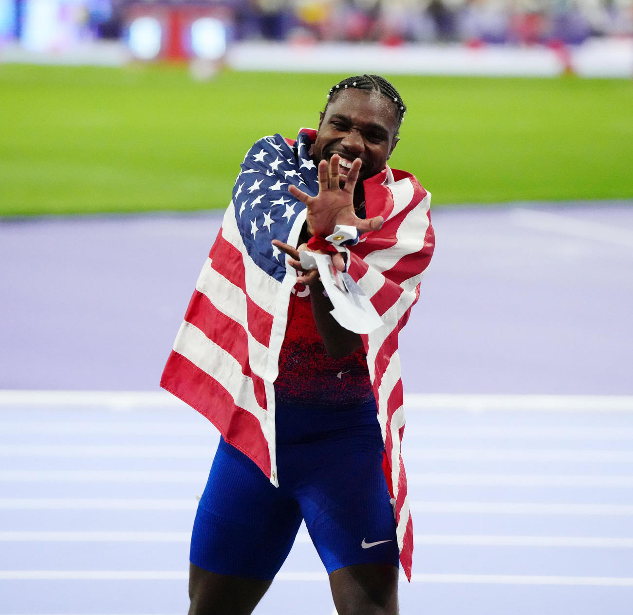 陸上男子100メートル決勝で優勝し、かめはめ波ポーズを披露する米国のライルズ（撮影・江口和貴）