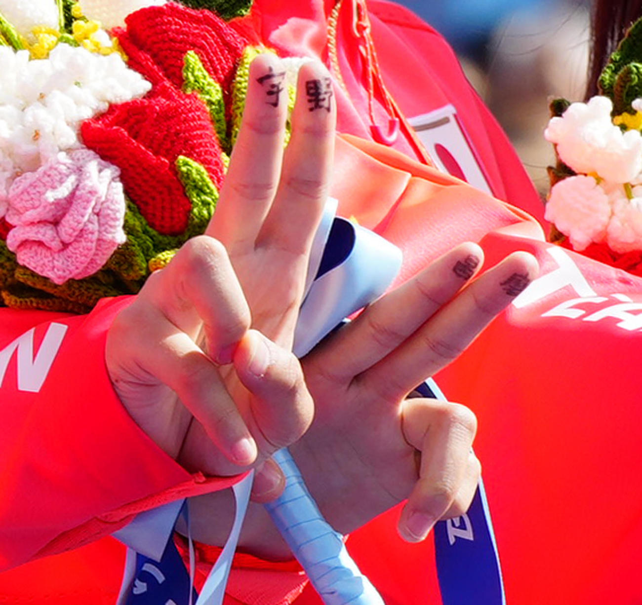 フランス・パリで北京五輪フィギュアスケート団体のメダル授与式に臨む日本の選手たちの指に宇野昌磨の文字が記されていた（撮影・江口和貴）