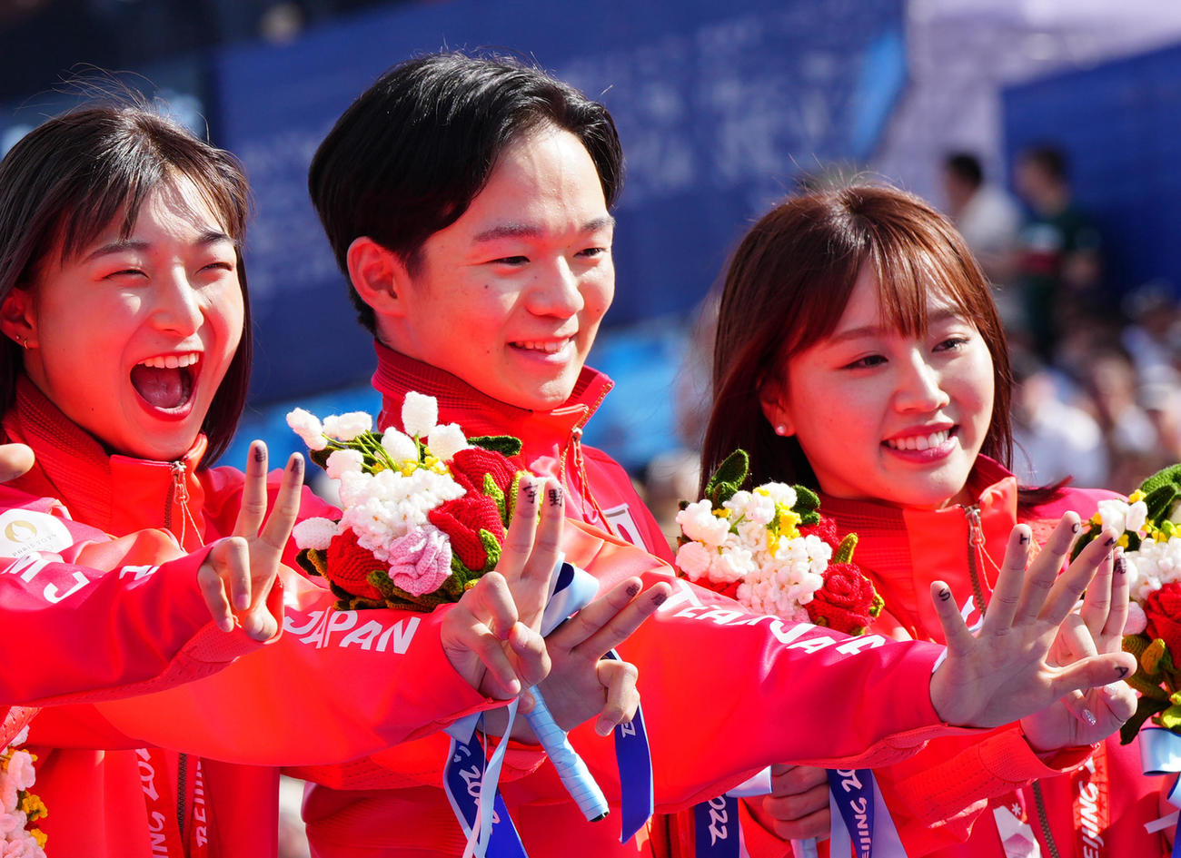 フランス・パリで北京五輪フィギュアスケート団体のメダル授与式に臨む日本の選手たちの指に宇野昌磨の文字が記されていた。左から坂本花織、鍵山優真、樋口新葉（撮影・江口和貴）