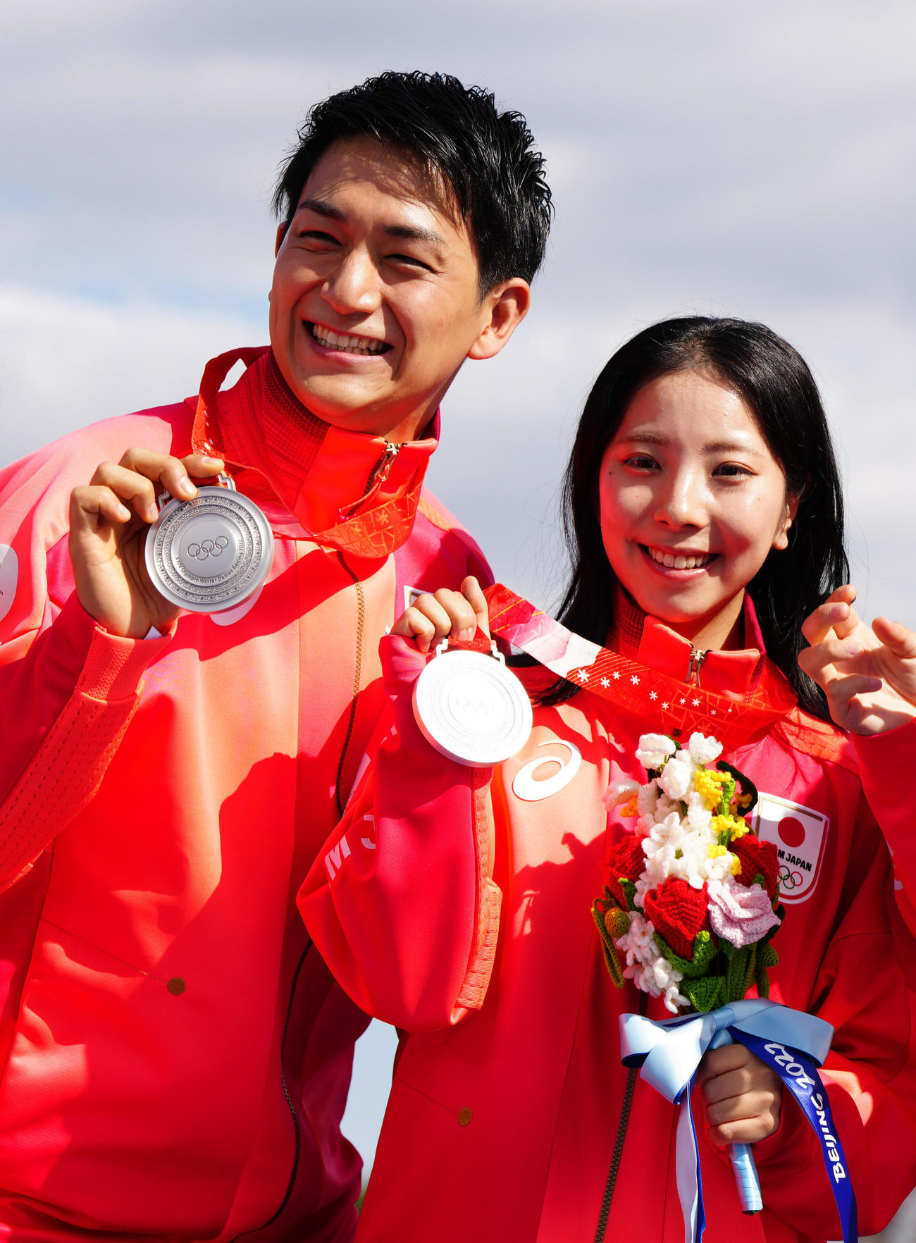 フランス・パリで北京五輪フィギュアスケート団体のメダル授与式に臨み、銀メダルを手にする木原龍一（左）と三浦璃来（撮影・江口和貴）