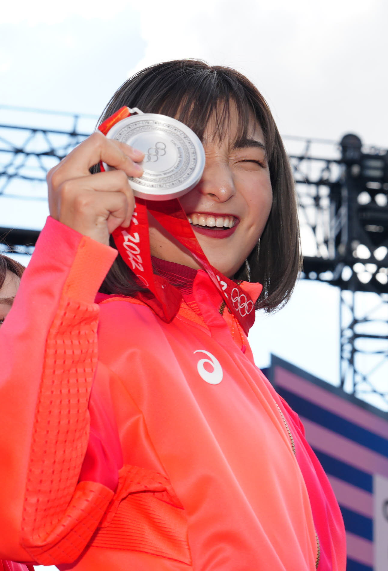 フランス・パリで北京五輪フィギュアスケート団体のメダル授与式に臨み、銀メダルを手にする坂本（撮影・江口和貴）