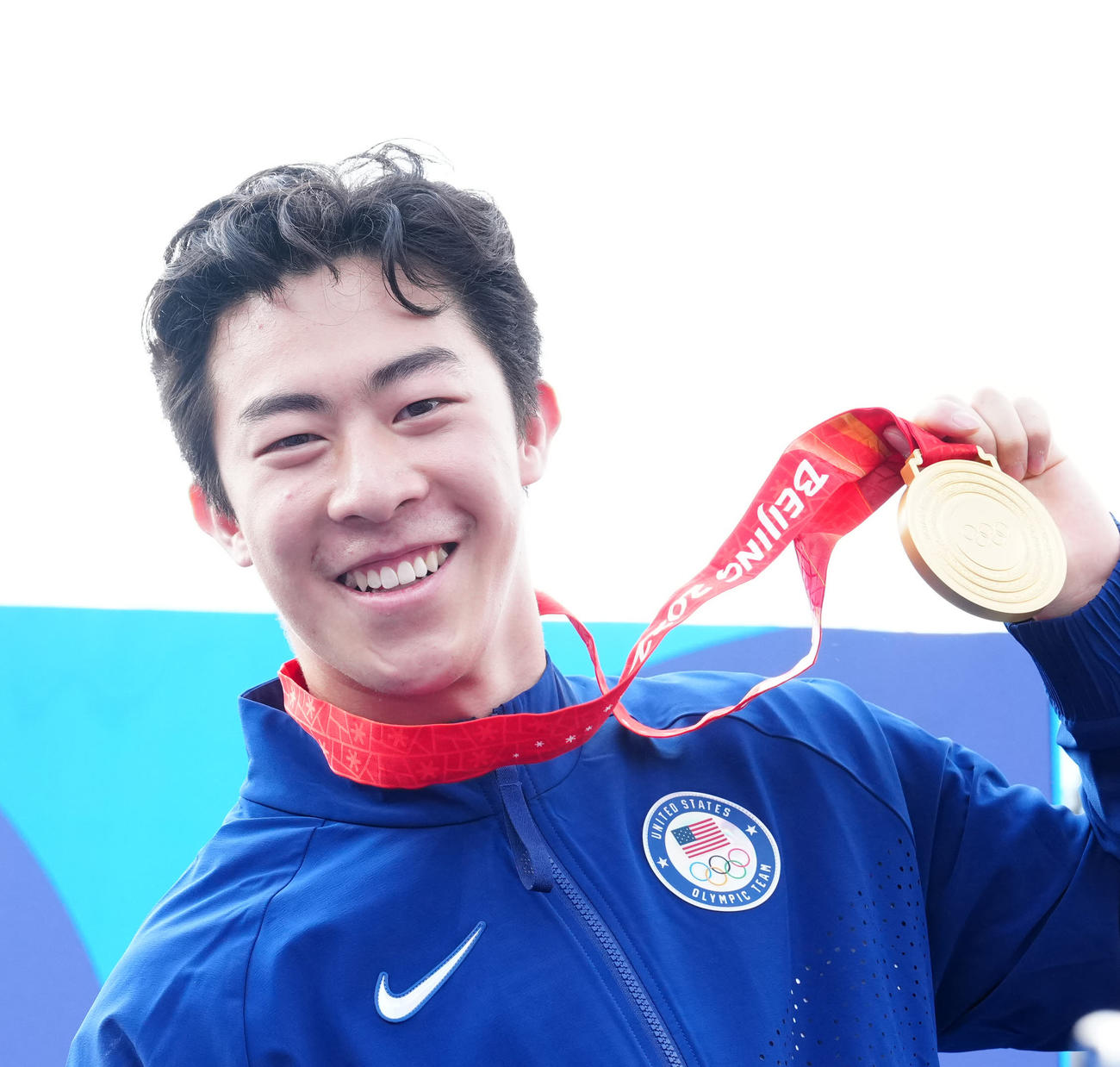 フランス・パリで北京五輪フィギュアスケート団体のメダル授与式に臨み、金メダルを手にする米国のネイサン・チェン（撮影・江口和貴）