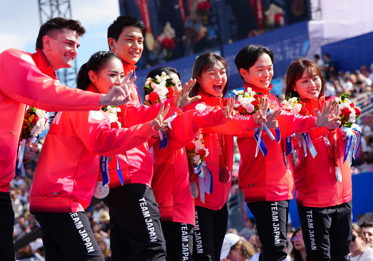 フランス・パリで北京五輪フィギュアスケート団体のメダル授与式に臨み、写真に納まる日本の選手たち（撮影・江口和貴）