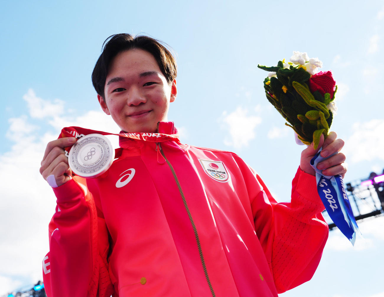 フランス・パリで北京五輪フィギュアスケート団体のメダル授与式に臨み、銀メダルを手にする鍵山（撮影・江口和貴）