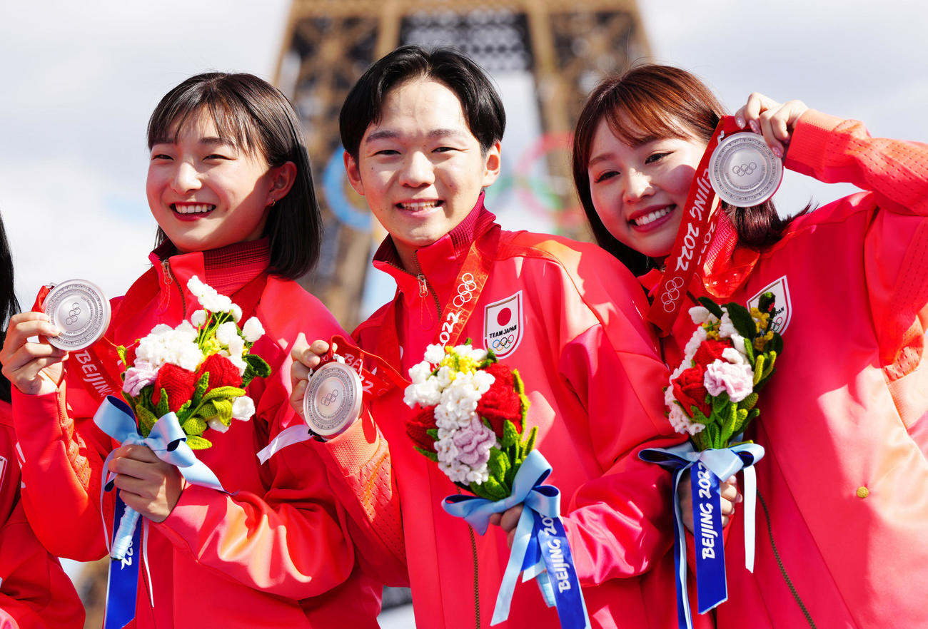 フランス・パリで北京五輪フィギュアスケート団体のメダル授与式に臨み、銀メダルを手に写真に納まる日本の選手たち。左から坂本、鍵山、樋口（撮影・江口和貴）