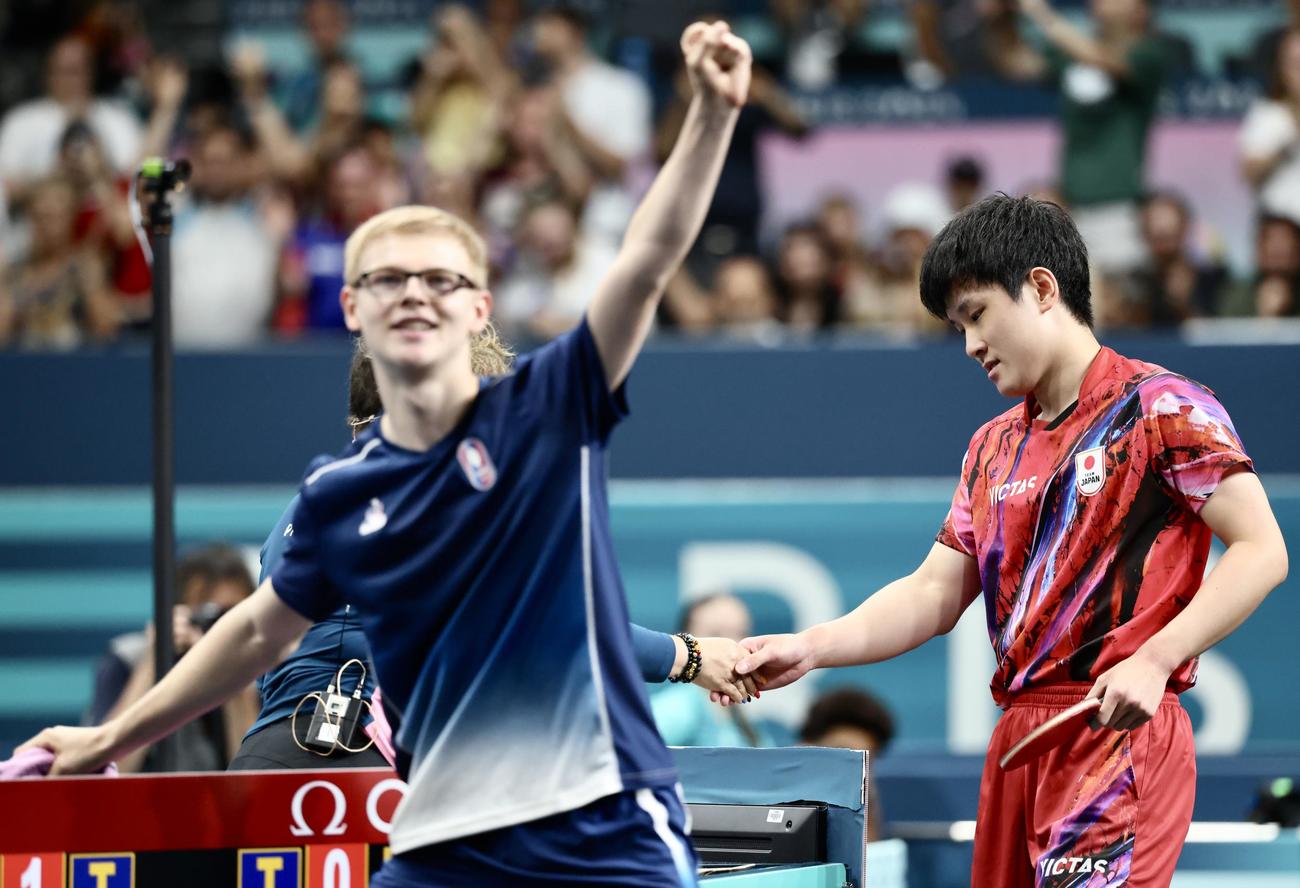 男子団体3位決定戦　日本対フランス　シングルス2で敗れる張本（撮影・河田真司）