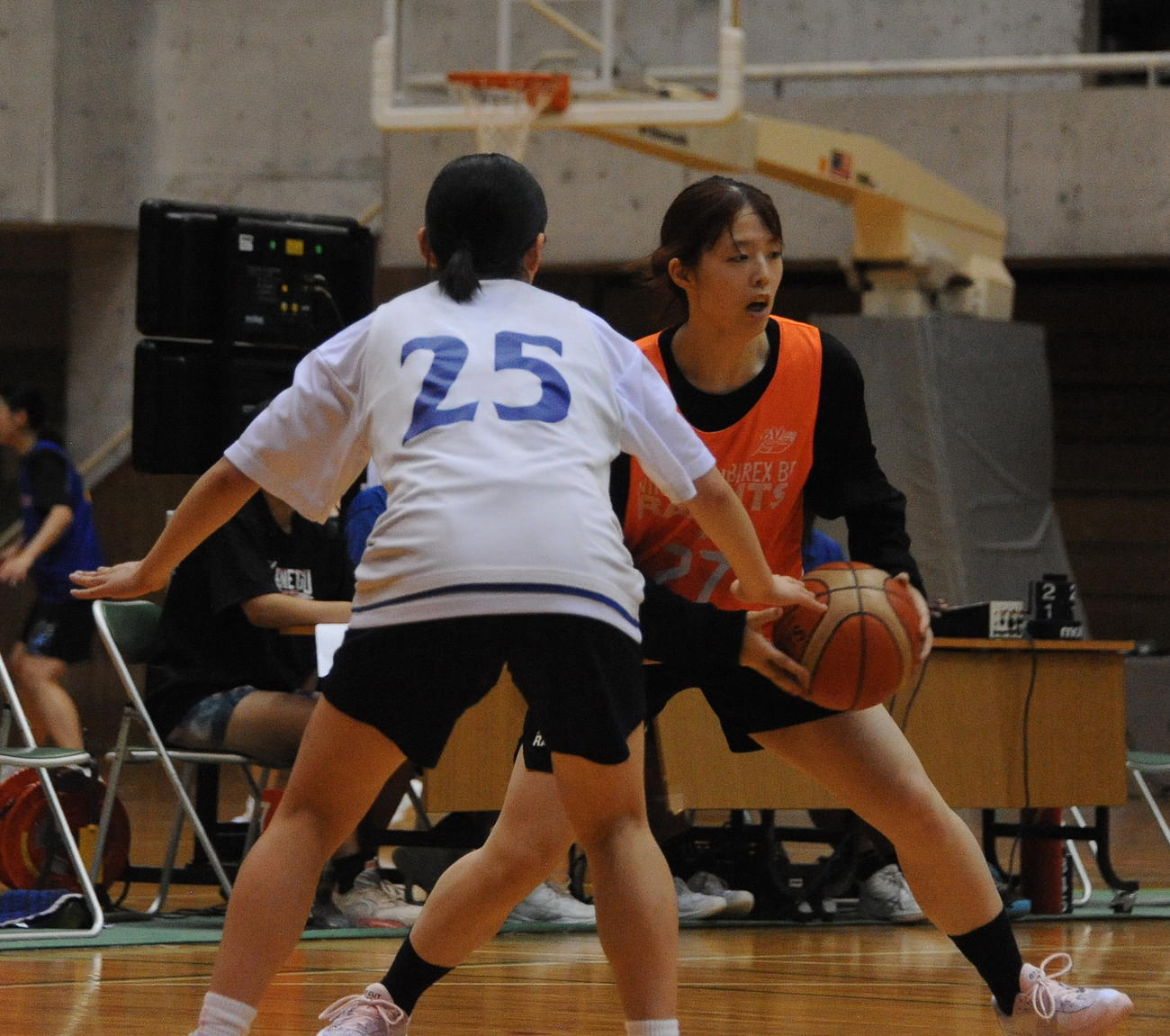 ドリブルする柳瀬（右）（撮影・小林忠）