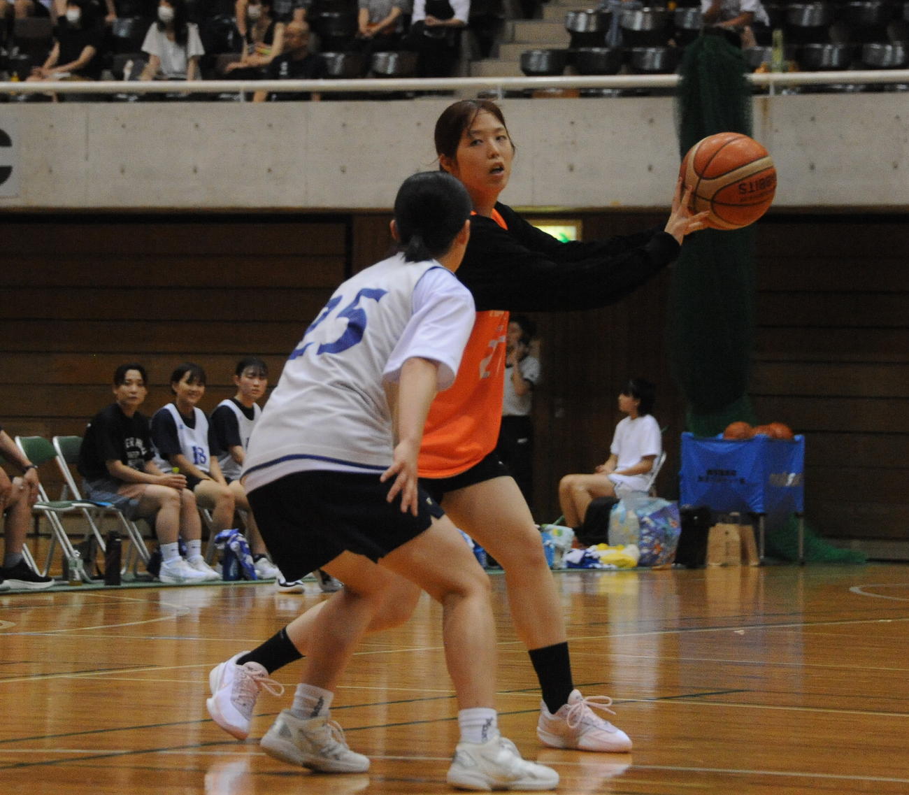 パスを出す柳瀬（右）（撮影・小林忠）