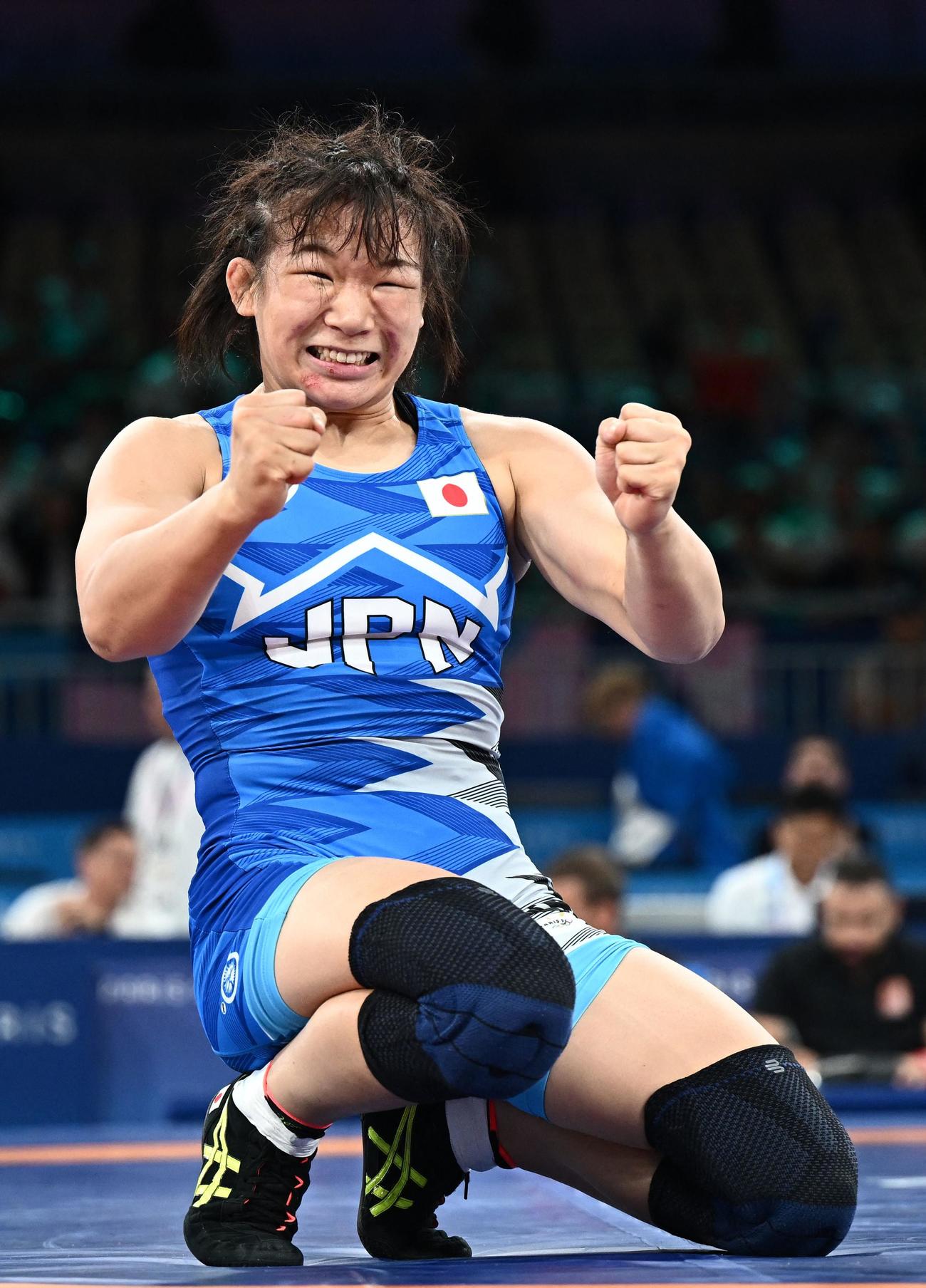 女子62キロ級決勝　金メダルに輝き、ガッツポーズを見せる元木咲良（ロイター）