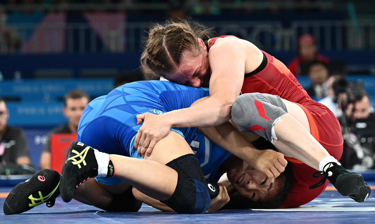 女子62キロ級決勝　イリーナ・コリアデンコ（ウクライナ）を破り、金メダルに輝いた元木咲良（左）（ロイター）