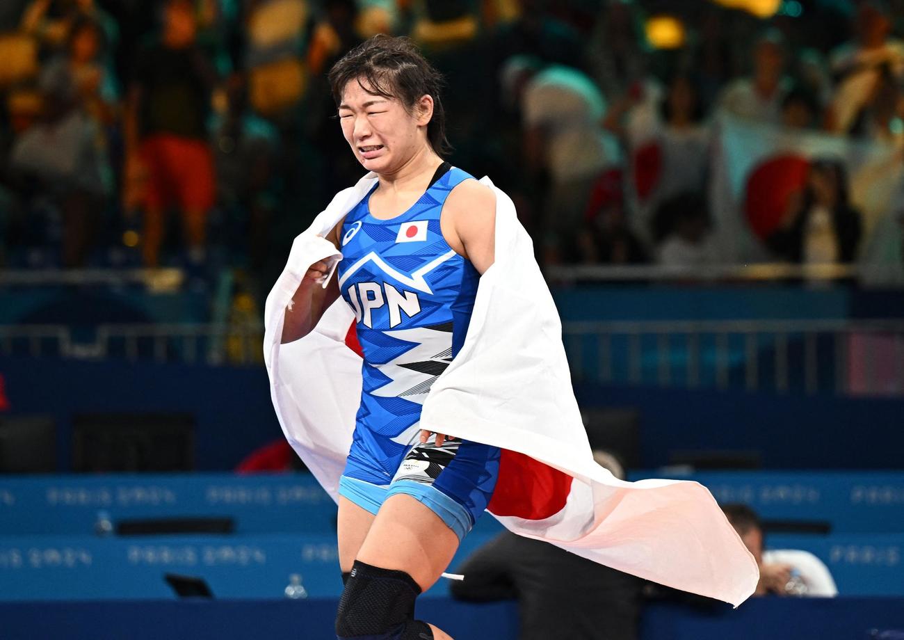女子62キロ級決勝　金メダルに輝き、笑顔を見せる元木咲良（ロイター）