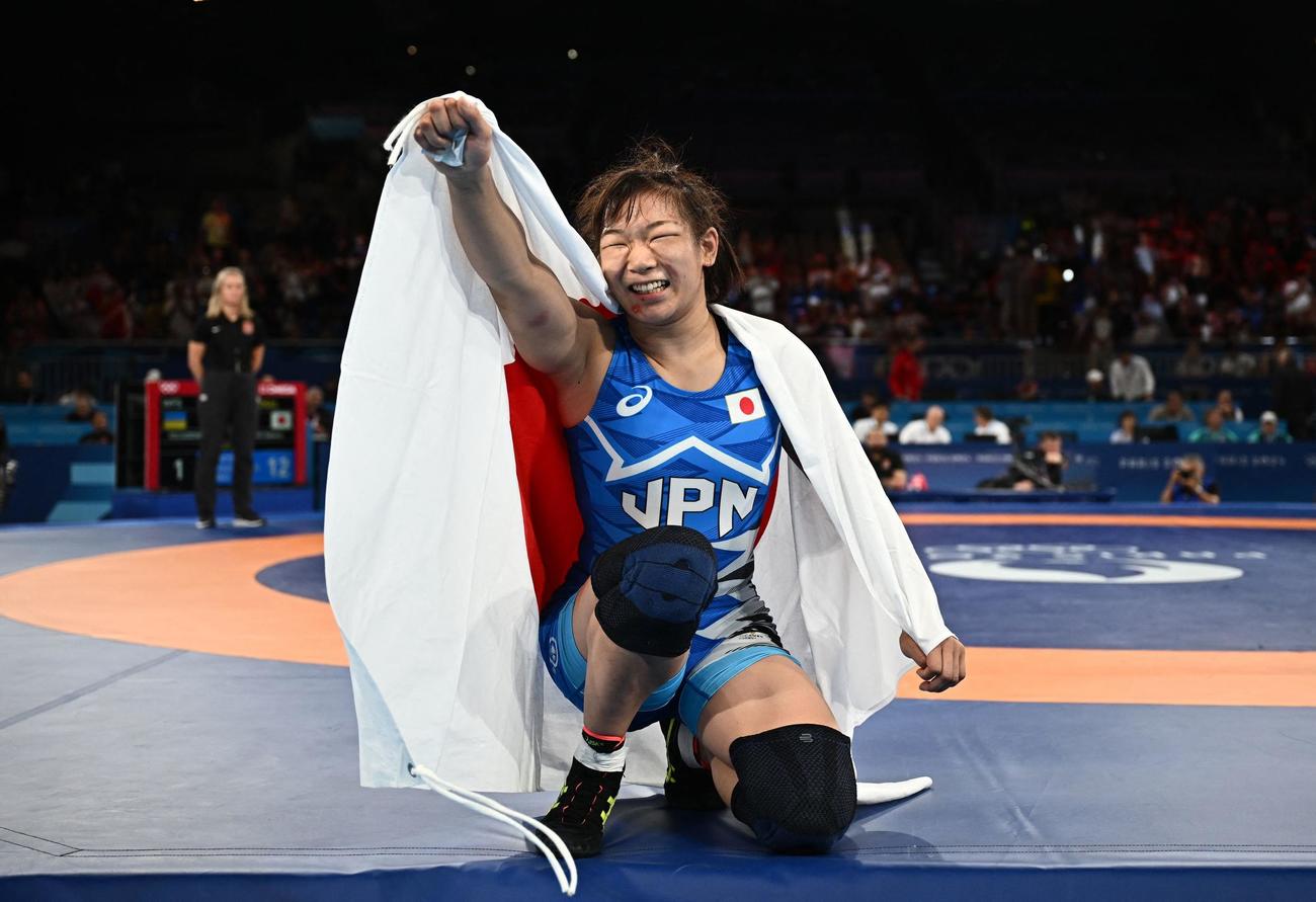 女子62キロ級決勝　金メダルに輝き、ガッツポーズを見せる元木咲良（ロイター）