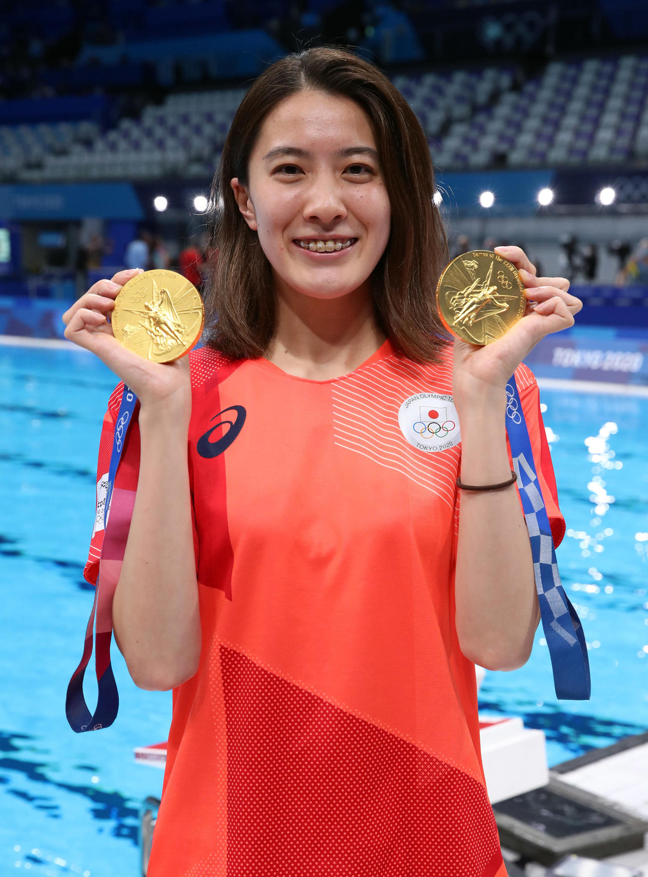 東京五輪で獲得した2つの金メダルを手に笑顔を見せる大橋悠依（2021年撮影）