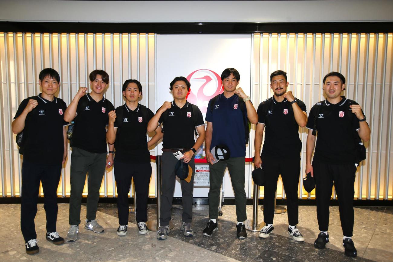 日本代表入りしているレッドイーグルス北海道のメンバー（右端が入倉、左端が成沢）は新千歳空港出発前にガッツポーズ（撮影・中島洋尚）