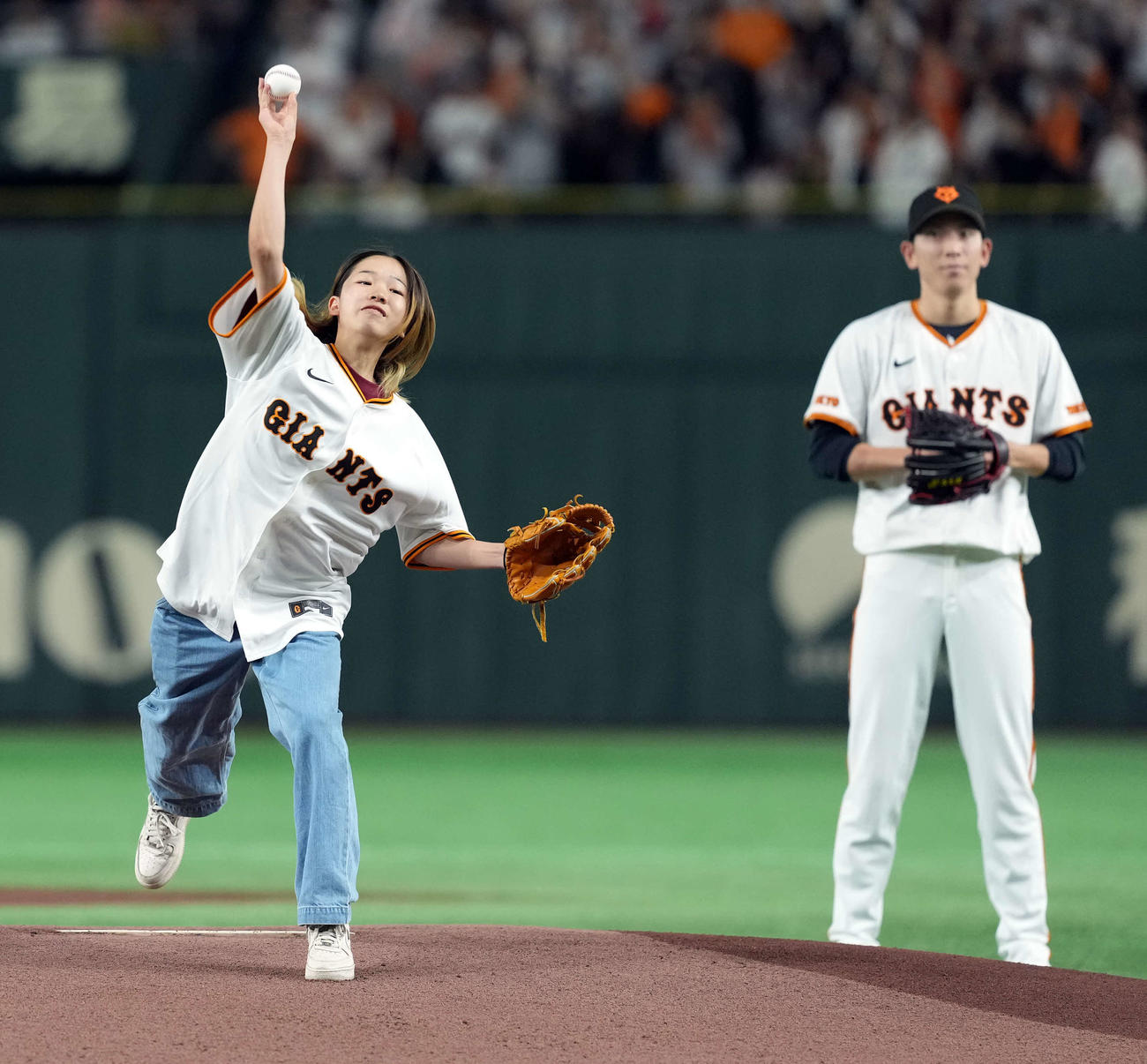 巨人対阪神　始球式を務めたスケートボード女子ストリートパリ五輪金メダルの吉沢恋（撮影・たえ見朱実）