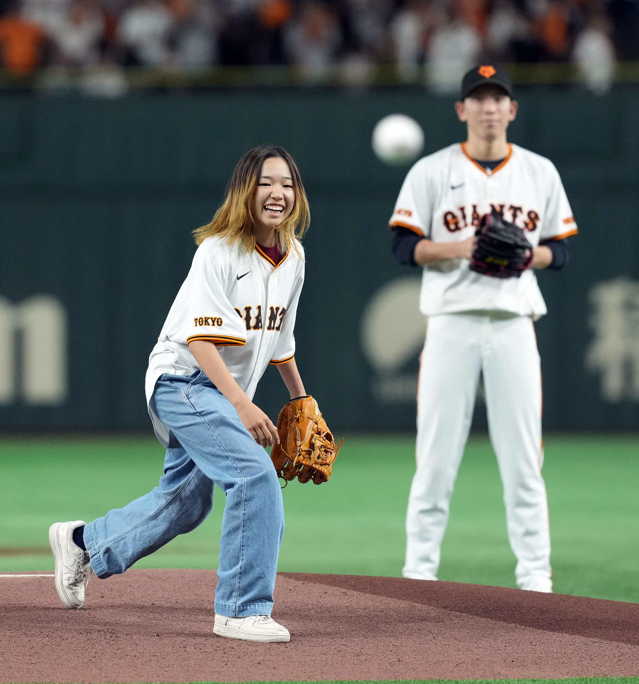巨人対阪神　始球式を務めたスケートボード女子ストリートパリ五輪金メダルの吉沢恋（撮影・たえ見朱実）