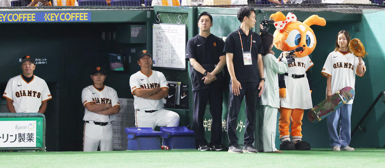 巨人対阪神　始球式に登場したパリ五輪スケートボード女子ストリート金メダリストの吉沢恋。左端は巨人阿部監督（撮影・野上伸悟）
