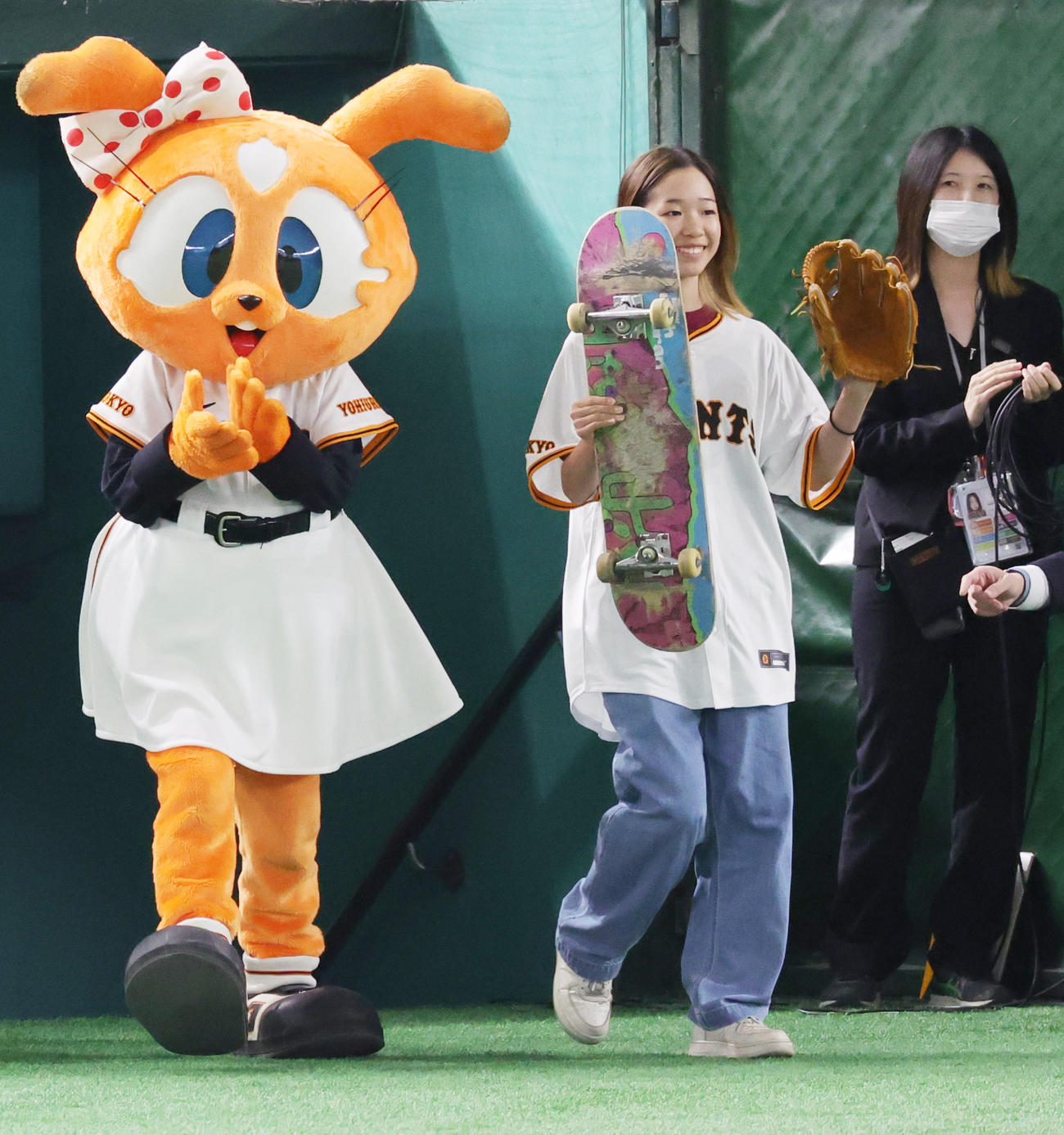 巨人対阪神　始球式に登場したパリ五輪スケートボード女子ストリート金メダリストの吉沢恋（撮影・野上伸悟）