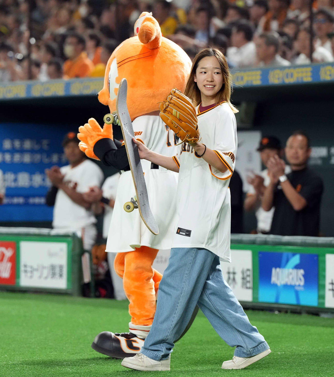 巨人対阪神　始球式を務めたスケートボード女子ストリートパリ五輪金メダルの吉沢恋（撮影・たえ見朱実）