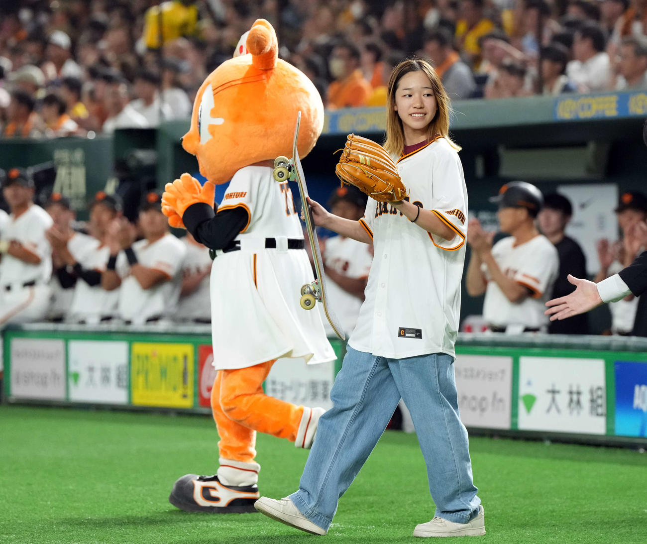 巨人対阪神　始球式を務めたスケートボード女子ストリートパリ五輪金メダルの吉沢恋（撮影・たえ見朱実）