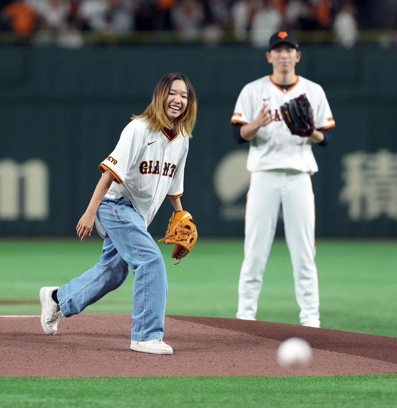 巨人対阪神　始球式を務めたスケートボード女子ストリートパリ五輪金メダルの吉沢恋（撮影・たえ見朱実）