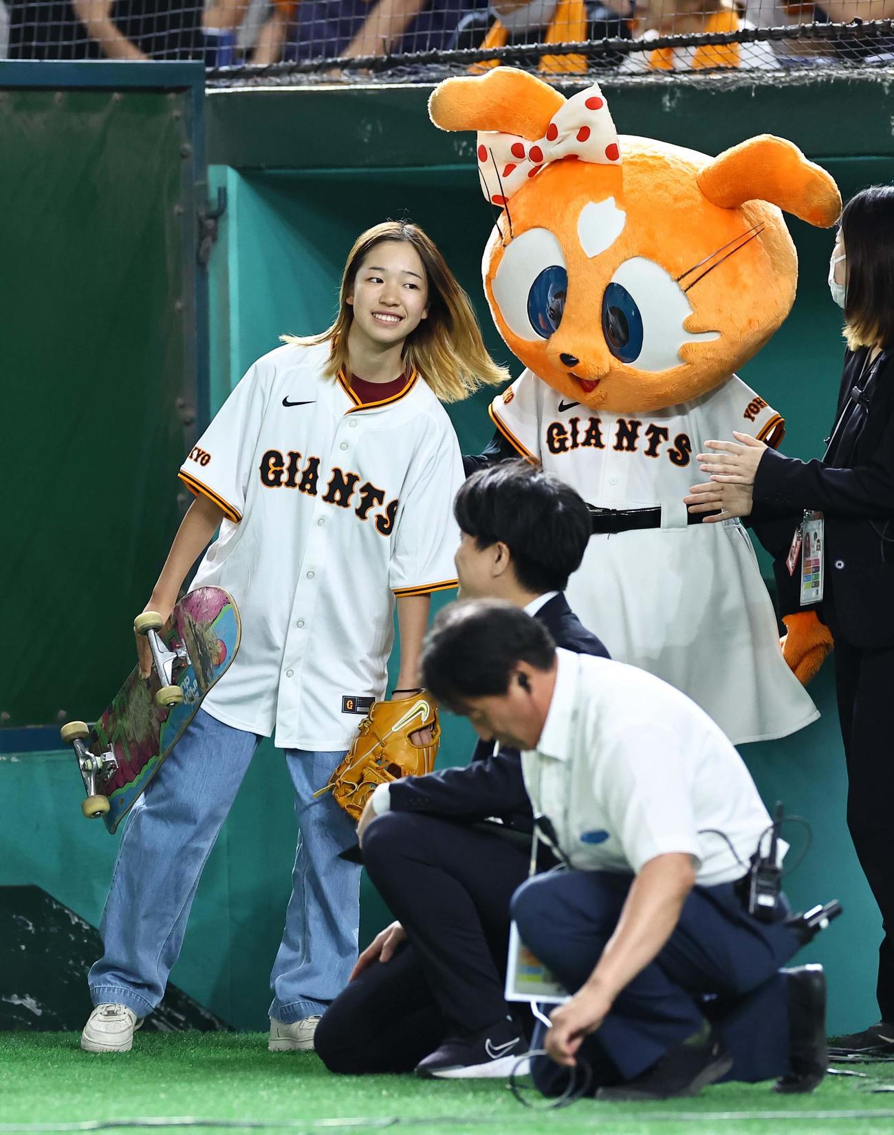 巨人対阪神　セレモニアルピッチを務めたパリ五輪スケートボード女子金メダリストの吉沢恋（撮影・上田博志）