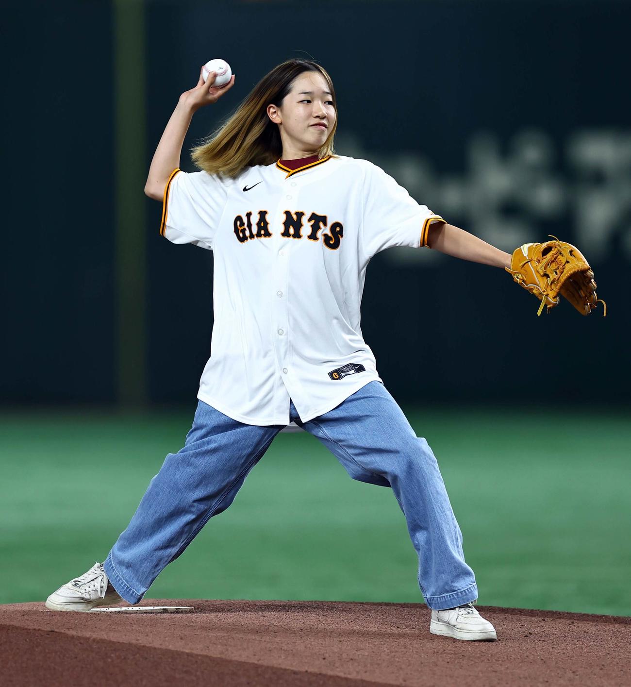 巨人対阪神　セレモニアルピッチを務めたパリ五輪スケートボード女子金メダリストの吉沢（撮影・上田博志）