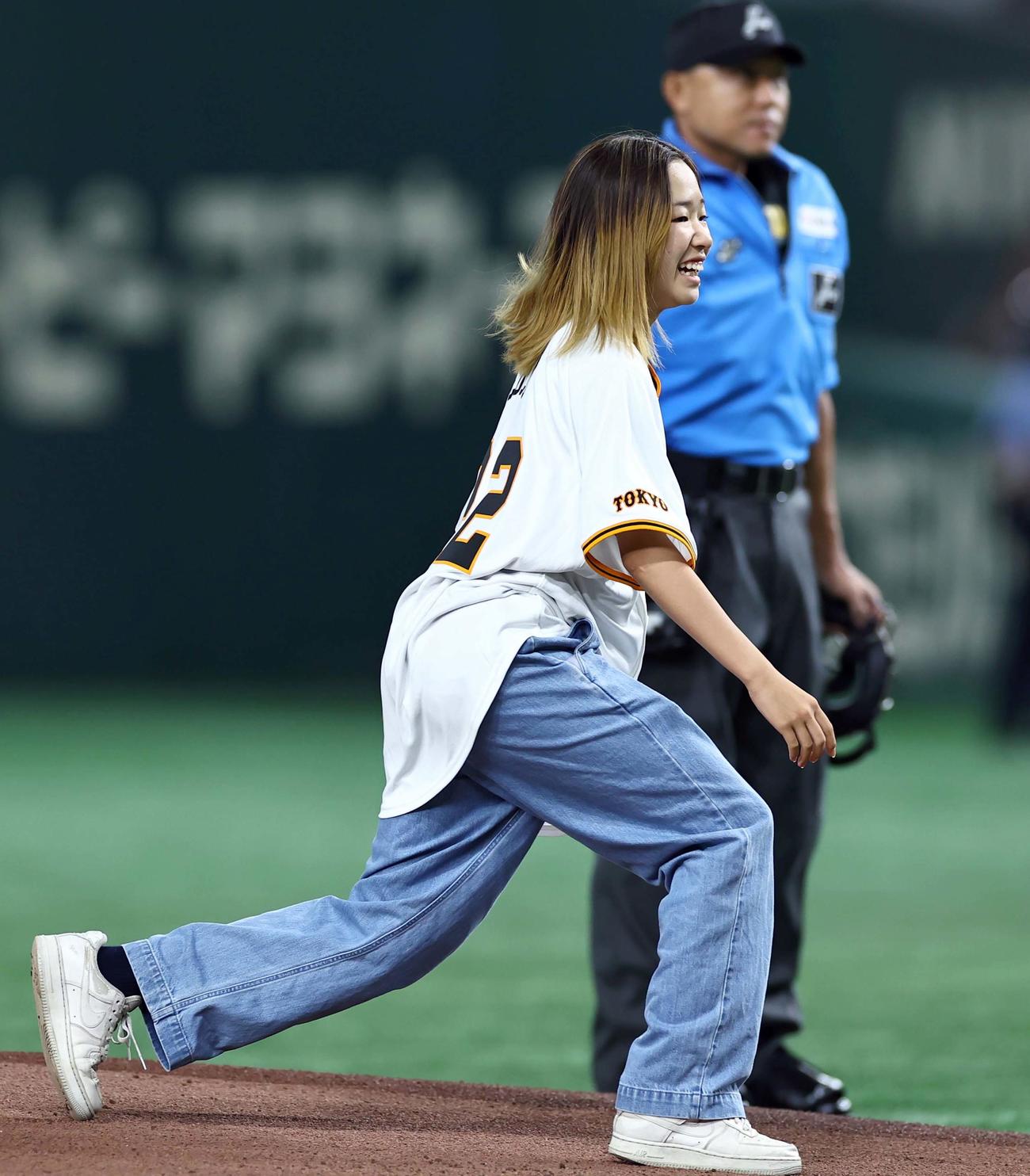 巨人対阪神　セレモニアルピッチを務めたパリ五輪スケートボード女子金メダリストの吉沢恋（撮影・上田博志）