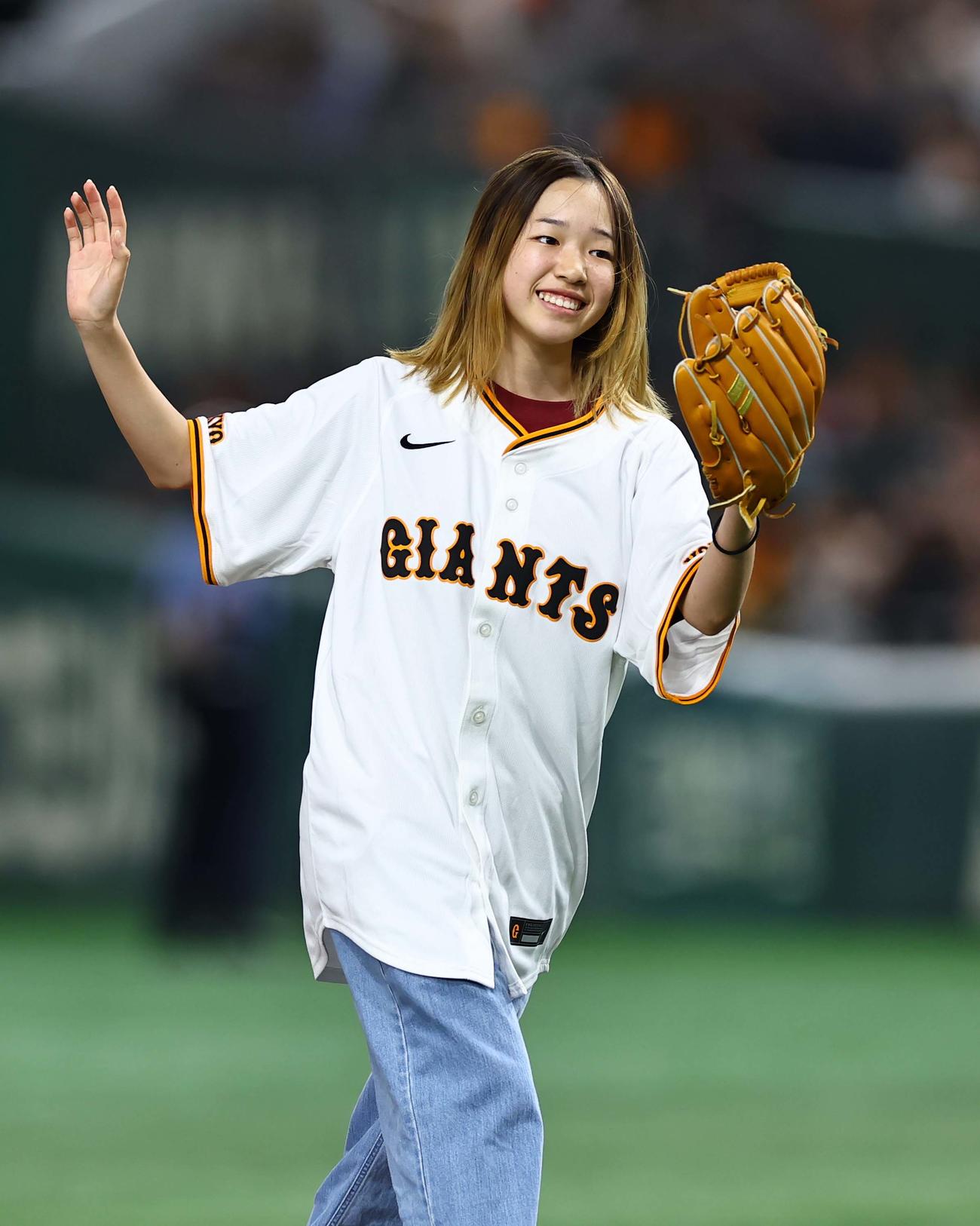 巨人対阪神　セレモニアルピッチを務めたパリ五輪スケートボード女子金メダリストの吉沢恋（撮影・上田博志）