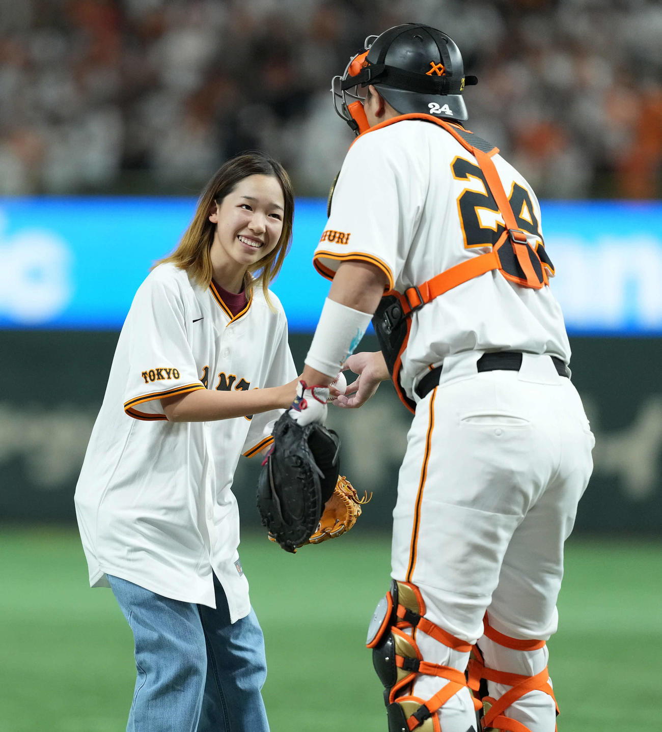 巨人対阪神　始球式を務め笑顔を見せるスケートボード女子ストリートパリ五輪金メダルの吉沢恋（撮影・たえ見朱実）