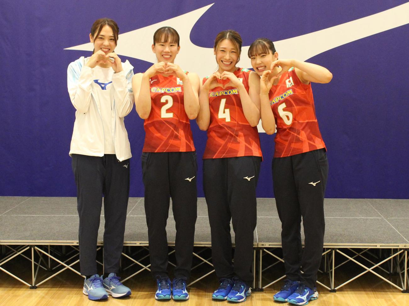 写真に納まる、左から迫田さん、林、石川、関（撮影・勝部晃多）
