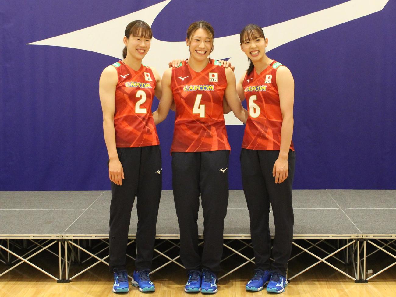 写真に納まる（左から）林琴奈、石川真佑、関菜々巳（撮影・勝部晃多）