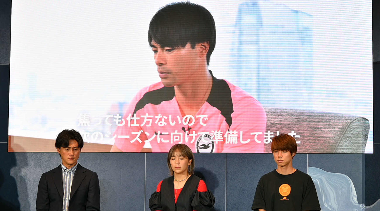 三笘からのメッセージを見る、右からスケートボード堀米、サッカー元なでしこジャパン岩渕氏、元日本代表李氏（撮影・飯岡大暉）