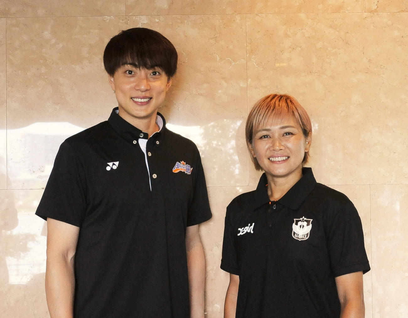 今後の活躍を誓い合った五十嵐（左）と川澄