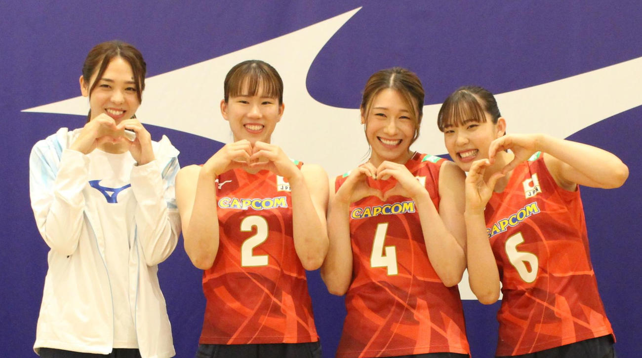 写真に納まる、左から迫田さん、林、石川、関（撮影・勝部晃多）