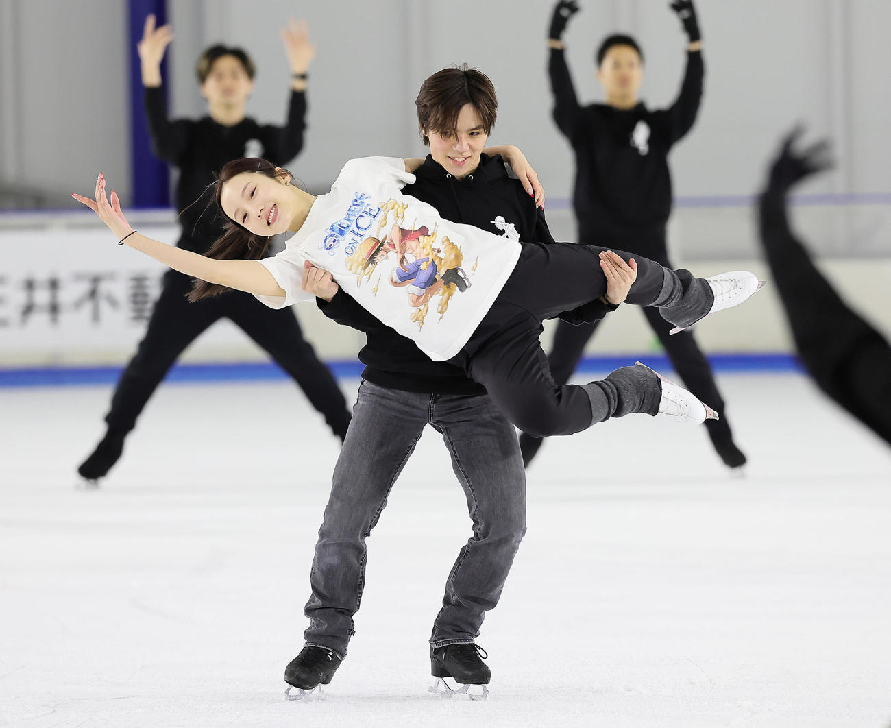 リハーサルを公開した宇野さん（後方）は本田真さんとのリフトを披露する（撮影・足立雅史）