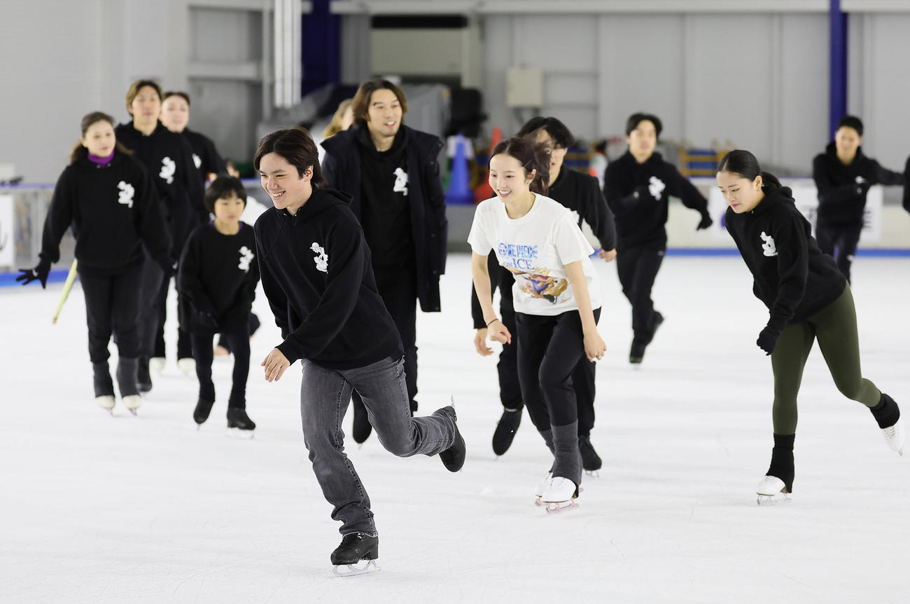 リハーサルを公開した宇野さん（中央左）、本田真さん（同右）ら（撮影・足立雅史）