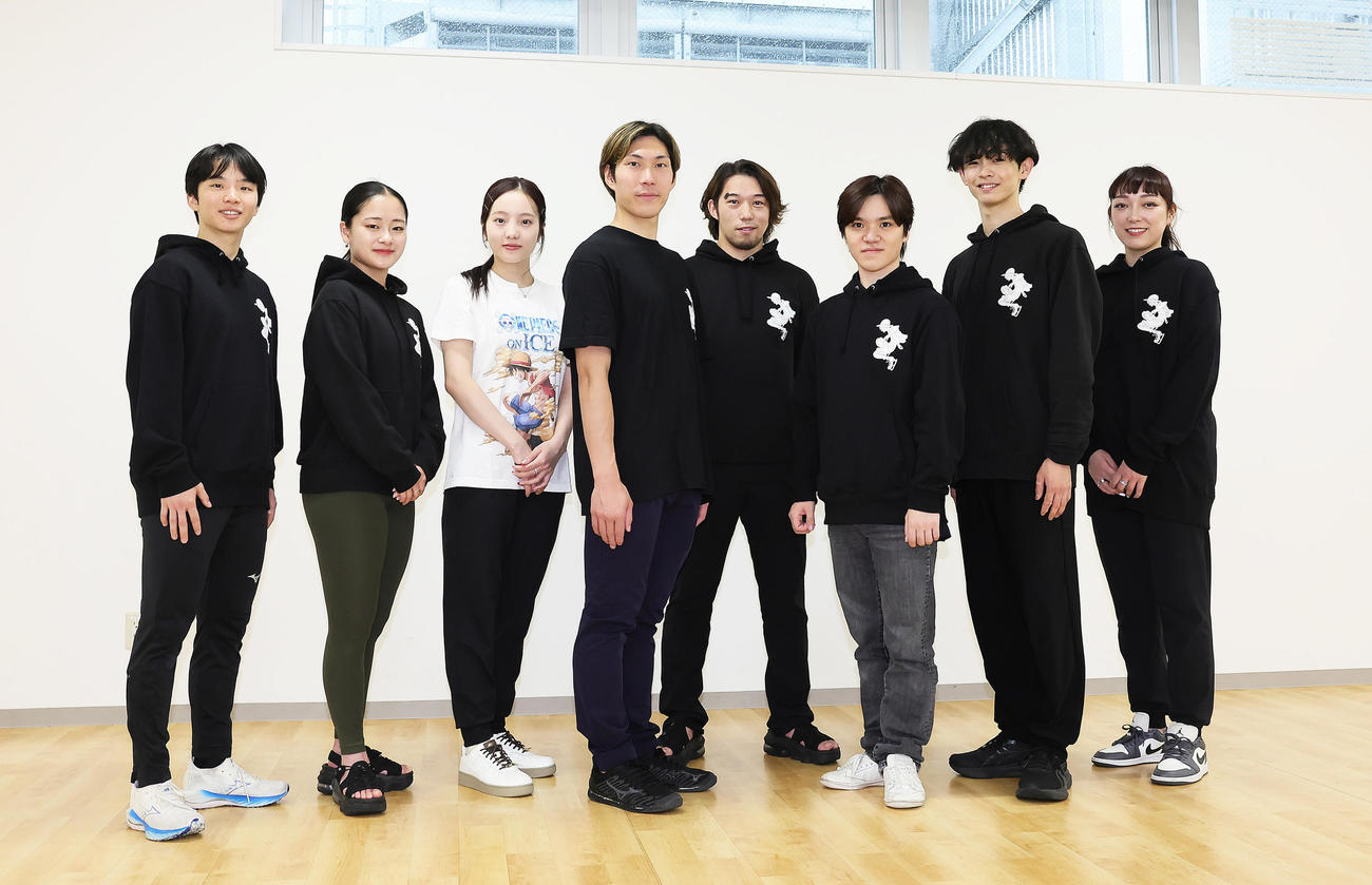リハーサルを公開し、取材に応じた、左から友野、渡辺、本田真さん、田中さん、無良さん、宇野さん、島田、本郷さん（撮影・足立雅史）