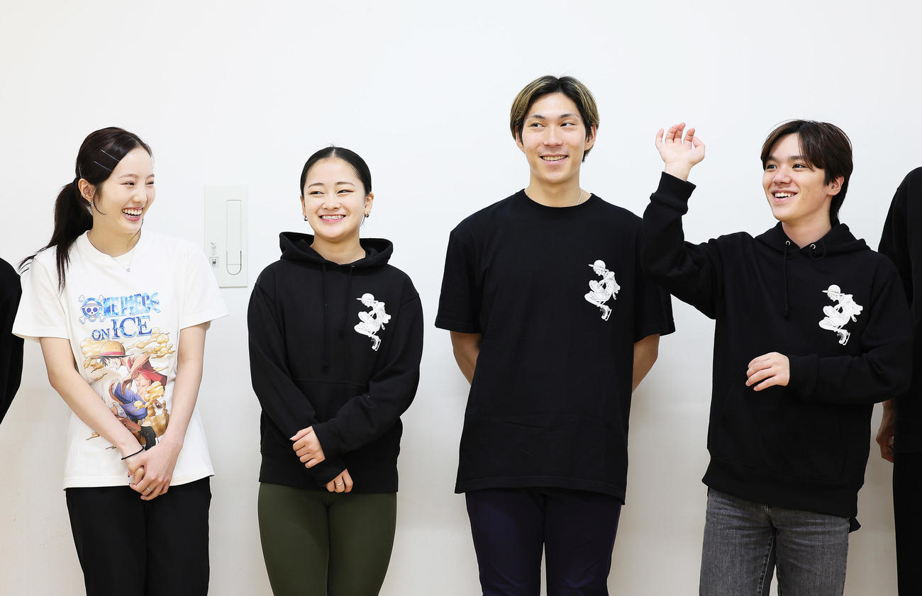 リハーサルを公開し、リフト演技について話す本田真さん（左端）と宇野さん（右端）。左から1人おいて渡辺、田中さん（撮影・足立雅史）