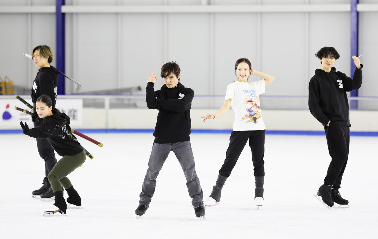 リハーサルを公開し、ポーズを決める、左から田中さん、渡辺、宇野、本田真さん、島田（撮影・足立雅史）