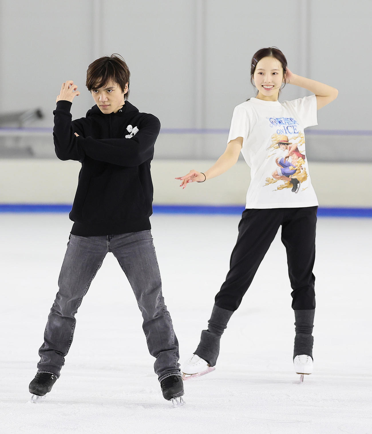 リハーサルを公開し、ポーズを決める宇野さん（左）と本田真さん（撮影・足立雅史）