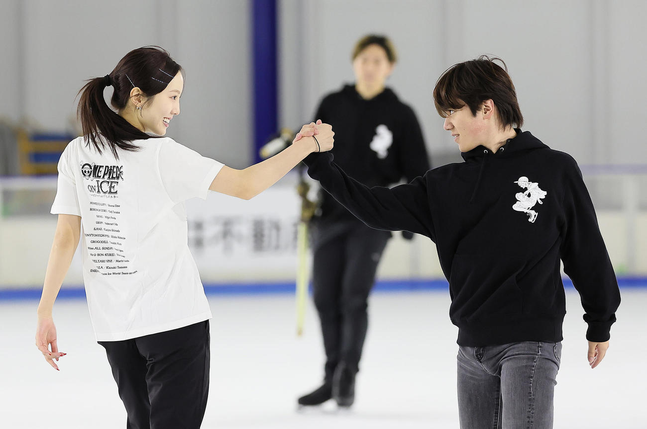 リハーサルを公開し、演技する宇野さん（右）と本田真さん（撮影・足立雅史）